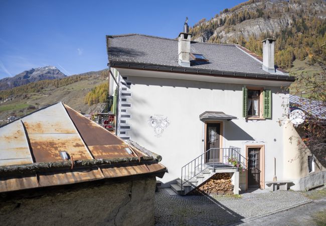 Ferienwohnung in Ardez - Chasa Suot Chastè: 4.5-Zimmer-Attikawohnung direkt unter dem Ardezer Turm Ferienwohnung in Ardez - Chasa Suot Chastè: 4.5-Zimmer-Attikawohnung direkt unter dem Ardezer Turm