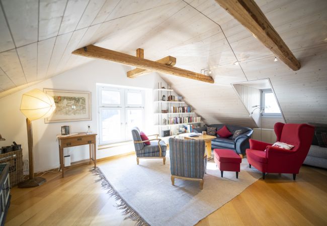 Ferienwohnung in Ardez - Chasa Suot Chastè: 4.5-Zimmer-Attikawohnung direkt unter dem Ardezer Turm Ferienwohnung in Ardez - Chasa Suot Chastè: 4.5-Zimmer-Attikawohnung direkt unter dem Ardezer Turm