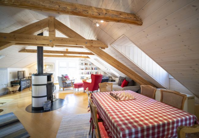 Ferienwohnung in Ardez - Chasa Suot Chastè: 4.5-Zimmer-Attikawohnung direkt unter dem Ardezer Turm Ferienwohnung in Ardez - Chasa Suot Chastè: 4.5-Zimmer-Attikawohnung direkt unter dem Ardezer Turm