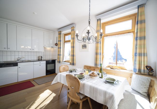 Ferienwohnung in Ardez - Chasa Suot Chastè: 4.5-Zimmer-Attikawohnung direkt unter dem Ardezer Turm Ferienwohnung in Ardez - Chasa Suot Chastè: 4.5-Zimmer-Attikawohnung direkt unter dem Ardezer Turm