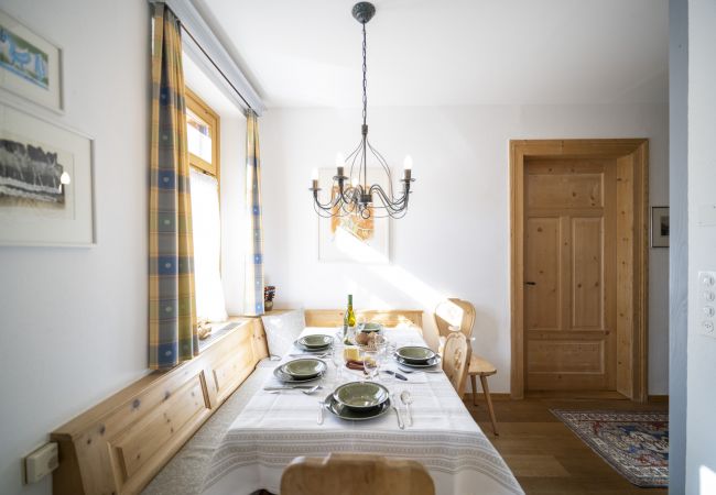 Ferienwohnung in Ardez - Chasa Suot Chastè: 4.5-Zimmer-Attikawohnung direkt unter dem Ardezer Turm Ferienwohnung in Ardez - Chasa Suot Chastè: 4.5-Zimmer-Attikawohnung direkt unter dem Ardezer Turm