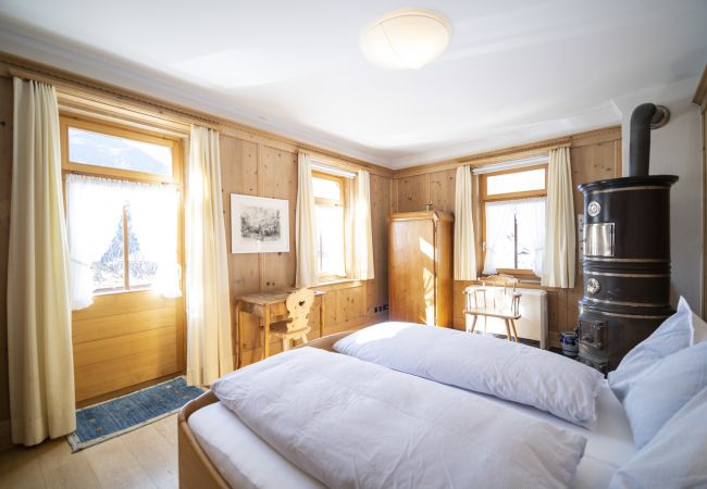 Ferienwohnung in Ardez - Chasa Suot Chastè: 4.5-Zimmer-Attikawohnung direkt unter dem Ardezer Turm Ferienwohnung in Ardez - Chasa Suot Chastè: 4.5-Zimmer-Attikawohnung direkt unter dem Ardezer Turm