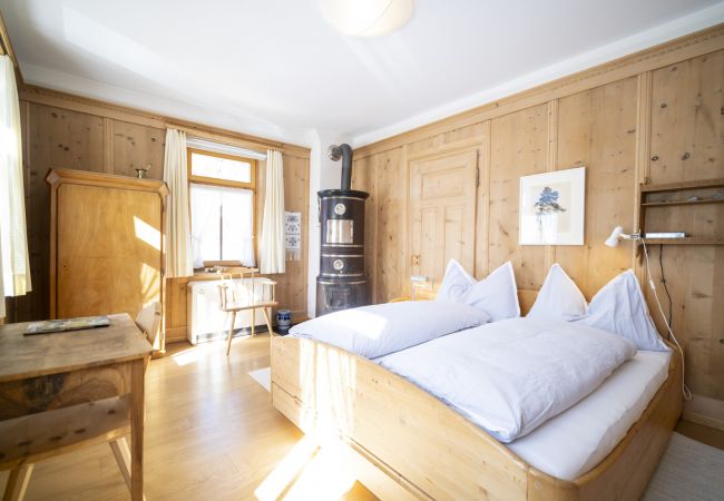 Ferienwohnung in Ardez - Chasa Suot Chastè: 4.5-Zimmer-Attikawohnung direkt unter dem Ardezer Turm Ferienwohnung in Ardez - Chasa Suot Chastè: 4.5-Zimmer-Attikawohnung direkt unter dem Ardezer Turm