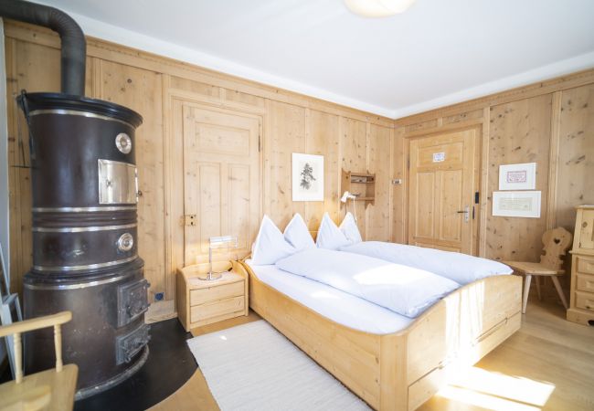Ferienwohnung in Ardez - Chasa Suot Chastè: 4.5-Zimmer-Attikawohnung direkt unter dem Ardezer Turm Ferienwohnung in Ardez - Chasa Suot Chastè: 4.5-Zimmer-Attikawohnung direkt unter dem Ardezer Turm