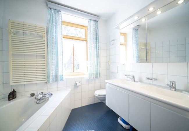 Ferienwohnung in Ardez - Chasa Suot Chastè: 4.5-Zimmer-Attikawohnung direkt unter dem Ardezer Turm Ferienwohnung in Ardez - Chasa Suot Chastè: 4.5-Zimmer-Attikawohnung direkt unter dem Ardezer Turm
