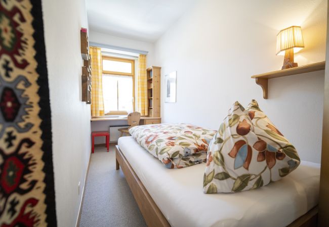 Ferienwohnung in Ardez - Chasa Suot Chastè: 4.5-Zimmer-Attikawohnung direkt unter dem Ardezer Turm Ferienwohnung in Ardez - Chasa Suot Chastè: 4.5-Zimmer-Attikawohnung direkt unter dem Ardezer Turm