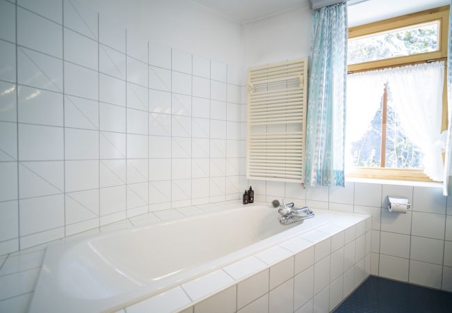 Ferienwohnung in Ardez - Chasa Suot Chastè: 4.5-Zimmer-Attikawohnung direkt unter dem Ardezer Turm Ferienwohnung in Ardez - Chasa Suot Chastè: 4.5-Zimmer-Attikawohnung direkt unter dem Ardezer Turm
