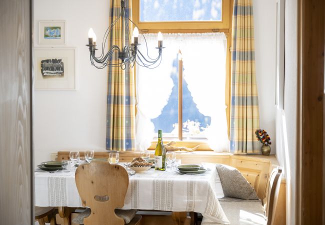 Ferienwohnung in Ardez - Chasa Suot Chastè: 4.5-Zimmer-Attikawohnung direkt unter dem Ardezer Turm Ferienwohnung in Ardez - Chasa Suot Chastè: 4.5-Zimmer-Attikawohnung direkt unter dem Ardezer Turm