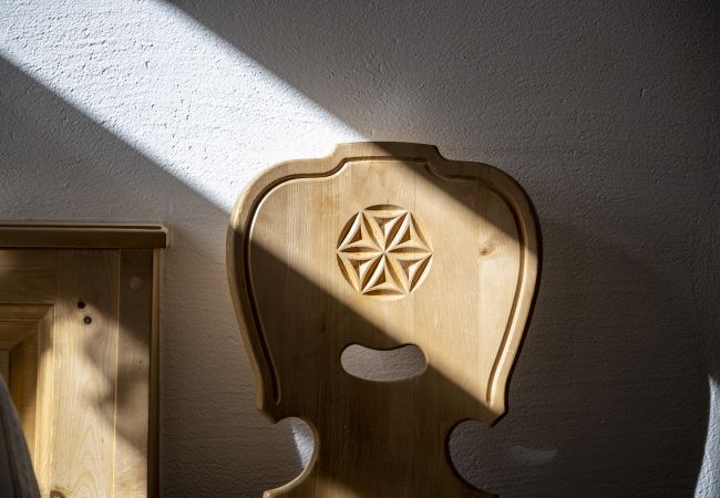 Ferienwohnung in Ardez - Chasa Suot Chastè: 4.5-Zimmer-Attikawohnung direkt unter dem Ardezer Turm Ferienwohnung in Ardez - Chasa Suot Chastè: 4.5-Zimmer-Attikawohnung direkt unter dem Ardezer Turm