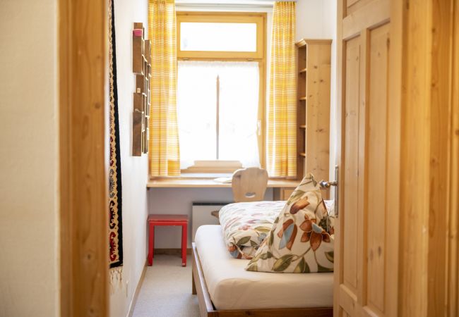 Ferienwohnung in Ardez - Chasa Suot Chastè: 4.5-Zimmer-Attikawohnung direkt unter dem Ardezer Turm Ferienwohnung in Ardez - Chasa Suot Chastè: 4.5-Zimmer-Attikawohnung direkt unter dem Ardezer Turm