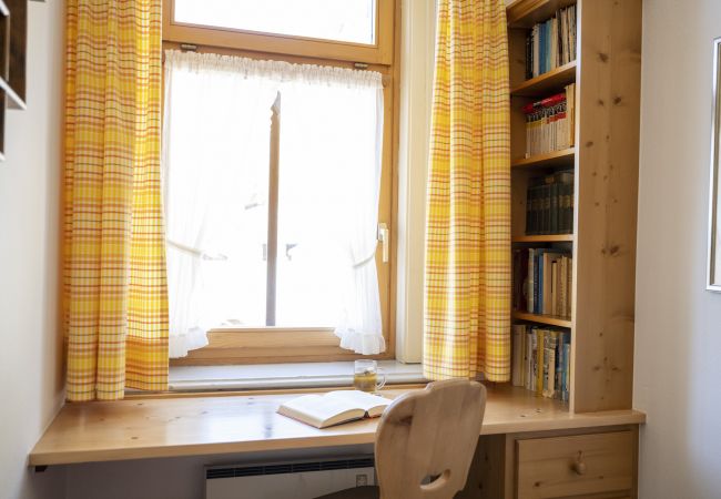 Ferienwohnung in Ardez - Chasa Suot Chastè: 4.5-Zimmer-Attikawohnung direkt unter dem Ardezer Turm Ferienwohnung in Ardez - Chasa Suot Chastè: 4.5-Zimmer-Attikawohnung direkt unter dem Ardezer Turm