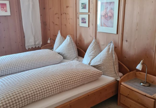 Ferienwohnung in Ardez - Chasa Suot Chastè: 4.5-Zimmer-Attikawohnung direkt unter dem Ardezer Turm Ferienwohnung in Ardez - Chasa Suot Chastè: 4.5-Zimmer-Attikawohnung direkt unter dem Ardezer Turm