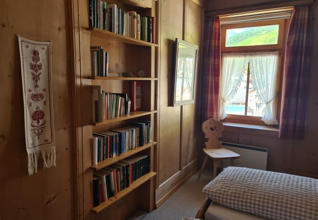 Ferienwohnung in Ardez - Chasa Suot Chastè: 4.5-Zimmer-Attikawohnung direkt unter dem Ardezer Turm Ferienwohnung in Ardez - Chasa Suot Chastè: 4.5-Zimmer-Attikawohnung direkt unter dem Ardezer Turm