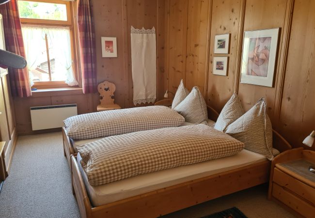 Ferienwohnung in Ardez - Chasa Suot Chastè: 4.5-Zimmer-Attikawohnung direkt unter dem Ardezer Turm Ferienwohnung in Ardez - Chasa Suot Chastè: 4.5-Zimmer-Attikawohnung direkt unter dem Ardezer Turm