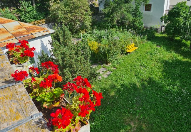 Ferienwohnung in Ardez - Chasa Suot Chastè: 4.5-Zimmer-Attikawohnung direkt unter dem Ardezer Turm Ferienwohnung in Ardez - Chasa Suot Chastè: 4.5-Zimmer-Attikawohnung direkt unter dem Ardezer Turm