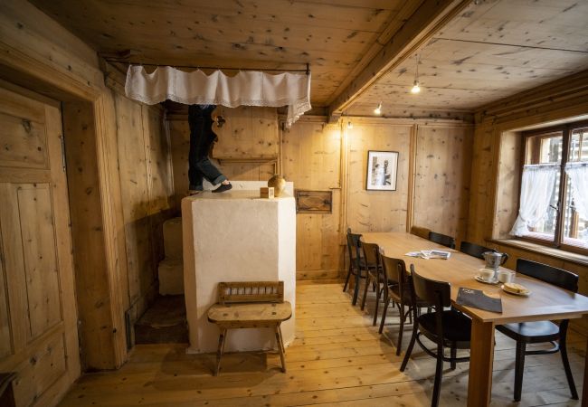 Ferienwohnung in Scuol - Chasa Engiadina EG: denkmalgeschütztes Engadinerhaus mitten in Scuol Ferienwohnung in Scuol - Chasa Engiadina EG: denkmalgeschütztes Engadinerhaus mitten in Scuol