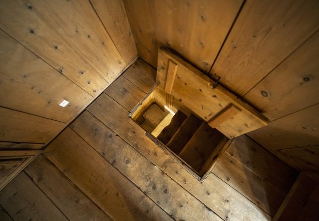 Ferienwohnung in Scuol - Chasa Engiadina EG: denkmalgeschütztes Engadinerhaus mitten in Scuol Ferienwohnung in Scuol - Chasa Engiadina EG: denkmalgeschütztes Engadinerhaus mitten in Scuol