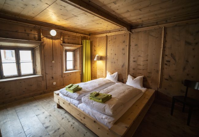 Ferienwohnung in Scuol - Chasa Engiadina EG: denkmalgeschütztes Engadinerhaus mitten in Scuol Ferienwohnung in Scuol - Chasa Engiadina EG: denkmalgeschütztes Engadinerhaus mitten in Scuol