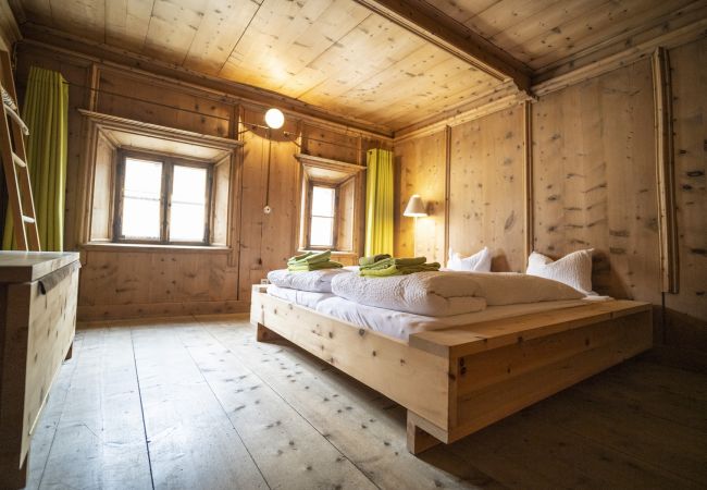 Ferienwohnung in Scuol - Chasa Engiadina EG: denkmalgeschütztes Engadinerhaus mitten in Scuol Ferienwohnung in Scuol - Chasa Engiadina EG: denkmalgeschütztes Engadinerhaus mitten in Scuol