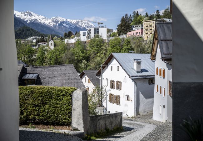Ferienwohnung in Scuol - Chasa Engiadina EG: denkmalgeschütztes Engadinerhaus mitten in Scuol Ferienwohnung in Scuol - Chasa Engiadina EG: denkmalgeschütztes Engadinerhaus mitten in Scuol