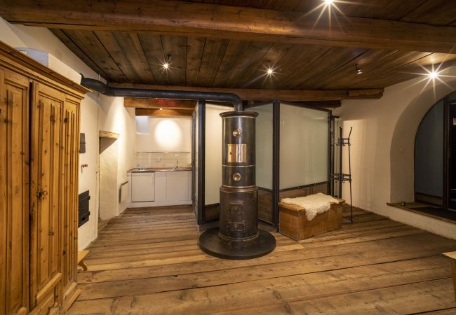Ferienwohnung in Scuol - Chasa Engiadina EG: denkmalgeschütztes Engadinerhaus mitten in Scuol Ferienwohnung in Scuol - Chasa Engiadina EG: denkmalgeschütztes Engadinerhaus mitten in Scuol