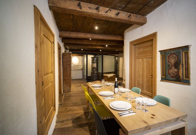 Ferienwohnung in Scuol - Chasa Engiadina EG: denkmalgeschütztes Engadinerhaus mitten in Scuol Ferienwohnung in Scuol - Chasa Engiadina EG: denkmalgeschütztes Engadinerhaus mitten in Scuol