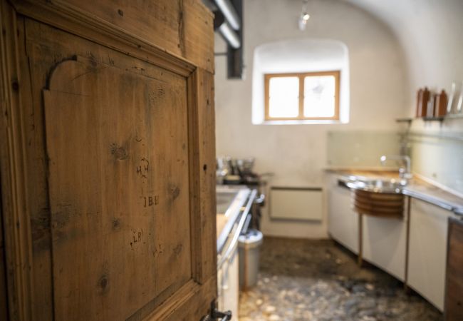 Ferienwohnung in Scuol - Chasa Engiadina EG: denkmalgeschütztes Engadinerhaus mitten in Scuol Ferienwohnung in Scuol - Chasa Engiadina EG: denkmalgeschütztes Engadinerhaus mitten in Scuol