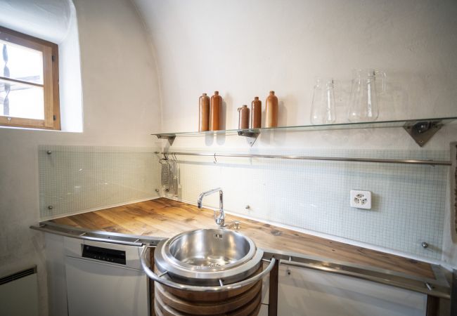 Ferienwohnung in Scuol - Chasa Engiadina EG: denkmalgeschütztes Engadinerhaus mitten in Scuol Ferienwohnung in Scuol - Chasa Engiadina EG: denkmalgeschütztes Engadinerhaus mitten in Scuol