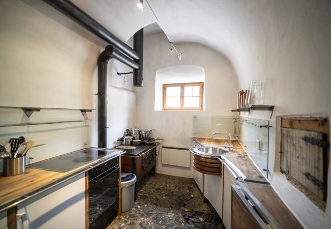 Ferienwohnung in Scuol - Chasa Engiadina EG: denkmalgeschütztes Engadinerhaus mitten in Scuol Ferienwohnung in Scuol - Chasa Engiadina EG: denkmalgeschütztes Engadinerhaus mitten in Scuol