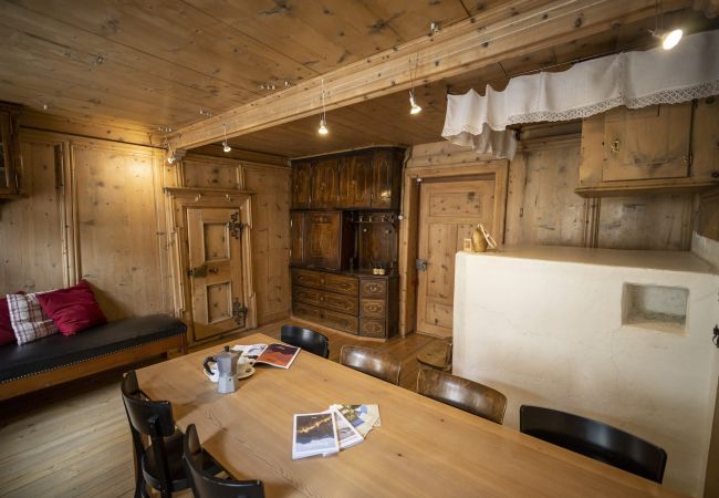 Ferienwohnung in Scuol - Chasa Engiadina EG: denkmalgeschütztes Engadinerhaus mitten in Scuol Ferienwohnung in Scuol - Chasa Engiadina EG: denkmalgeschütztes Engadinerhaus mitten in Scuol