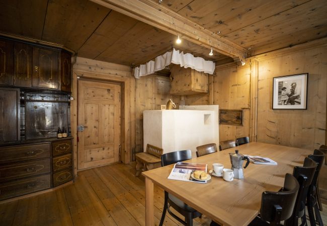 Ferienwohnung in Scuol - Chasa Engiadina EG: denkmalgeschütztes Engadinerhaus mitten in Scuol Ferienwohnung in Scuol - Chasa Engiadina EG: denkmalgeschütztes Engadinerhaus mitten in Scuol