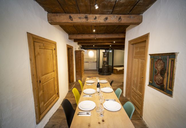 Ferienwohnung in Scuol - Chasa Engiadina EG: denkmalgeschütztes Engadinerhaus mitten in Scuol Ferienwohnung in Scuol - Chasa Engiadina EG: denkmalgeschütztes Engadinerhaus mitten in Scuol