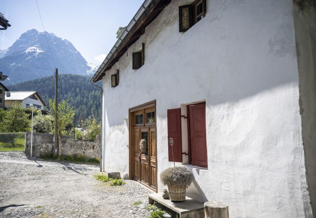 Ferienwohnung in Scuol - Chasa Engiadina EG: denkmalgeschütztes Engadinerhaus mitten in Scuol Ferienwohnung in Scuol - Chasa Engiadina EG: denkmalgeschütztes Engadinerhaus mitten in Scuol