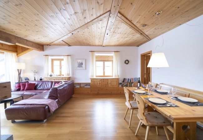 Ferienwohnung in Ftan - Chasa Rontsch Madlaina: Charmante 4.5 Zimmer-Dachwohnung mit Panorama-Aussicht mitten in Ftan Ferienwohnung in Ftan - Chasa Rontsch Madlaina: Charmante 4.5 Zimmer-Dachwohnung mit Panorama-Aussicht mitten in Ftan