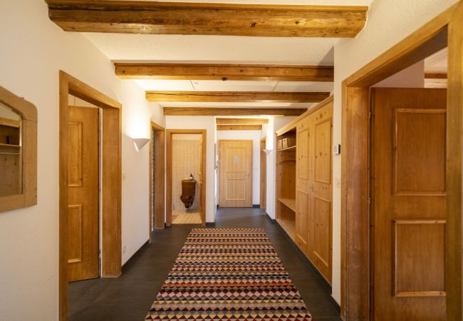 Ferienwohnung in Ftan - Chasa Rontsch Madlaina: Charmante 4.5 Zimmer-Dachwohnung mit Panorama-Aussicht mitten in Ftan Ferienwohnung in Ftan - Chasa Rontsch Madlaina: Charmante 4.5 Zimmer-Dachwohnung mit Panorama-Aussicht mitten in Ftan