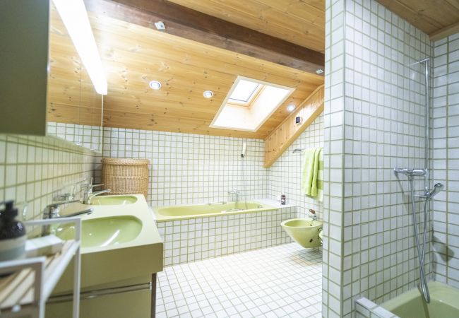 Ferienwohnung in Ftan - Chasa Rontsch Madlaina: Charmante 4.5 Zimmer-Dachwohnung mit Panorama-Aussicht mitten in Ftan Ferienwohnung in Ftan - Chasa Rontsch Madlaina: Charmante 4.5 Zimmer-Dachwohnung mit Panorama-Aussicht mitten in Ftan