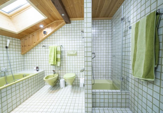 Ferienwohnung in Ftan - Chasa Rontsch Madlaina: Charmante 4.5 Zimmer-Dachwohnung mit Panorama-Aussicht mitten in Ftan Ferienwohnung in Ftan - Chasa Rontsch Madlaina: Charmante 4.5 Zimmer-Dachwohnung mit Panorama-Aussicht mitten in Ftan