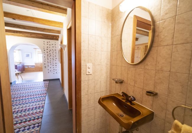 Ferienwohnung in Ftan - Chasa Rontsch Madlaina: Charmante 4.5 Zimmer-Dachwohnung mit Panorama-Aussicht mitten in Ftan Ferienwohnung in Ftan - Chasa Rontsch Madlaina: Charmante 4.5 Zimmer-Dachwohnung mit Panorama-Aussicht mitten in Ftan