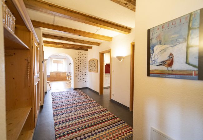 Ferienwohnung in Ftan - Chasa Rontsch Madlaina: Charmante 4.5 Zimmer-Dachwohnung mit Panorama-Aussicht mitten in Ftan Ferienwohnung in Ftan - Chasa Rontsch Madlaina: Charmante 4.5 Zimmer-Dachwohnung mit Panorama-Aussicht mitten in Ftan