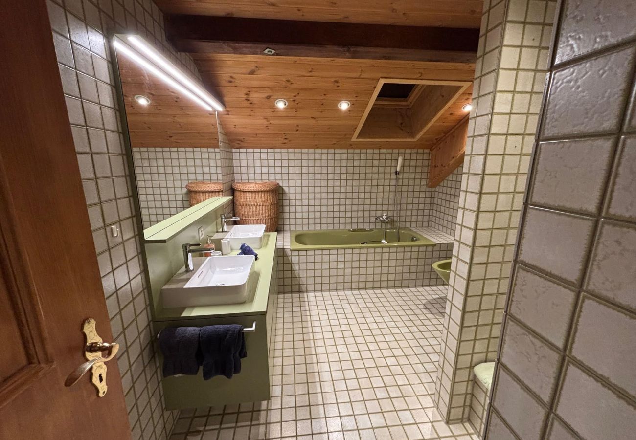 Ferienwohnung in Ftan - Chasa Rontsch Madlaina: Charmante 4.5 Zimmer-Dachwohnung mit Panorama-Aussicht mitten in Ftan