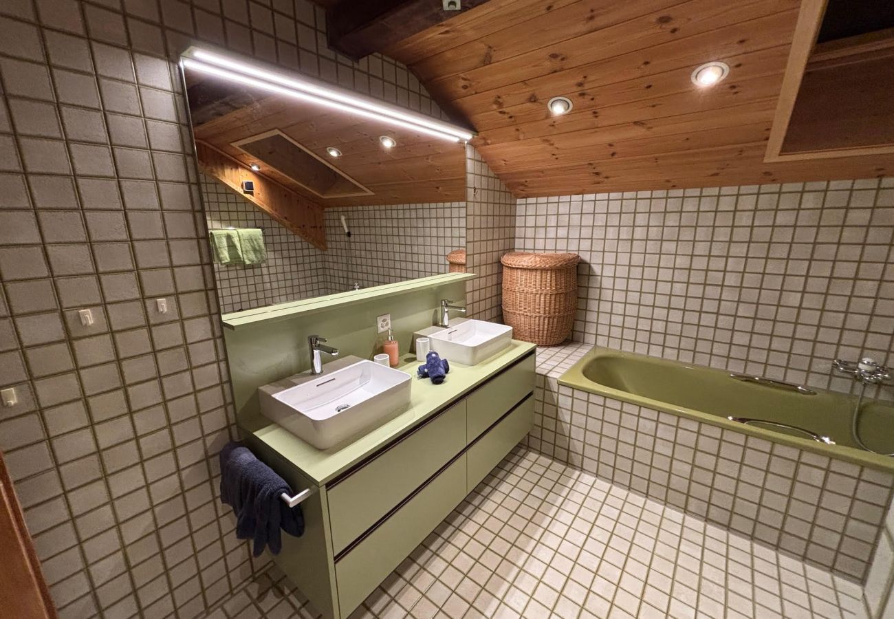 Ferienwohnung in Ftan - Chasa Rontsch Madlaina: Charmante 4.5 Zimmer-Dachwohnung mit Panorama-Aussicht mitten in Ftan