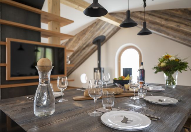 Ferienwohnung in Sent - Chasa Bao: Luxuriöse neue 4.5-Zimmer-Dachwohnung mit Balkon und Aussicht in Sent Ferienwohnung in Sent - Chasa Bao: Luxuriöse neue 4.5-Zimmer-Dachwohnung mit Balkon und Aussicht in Sent