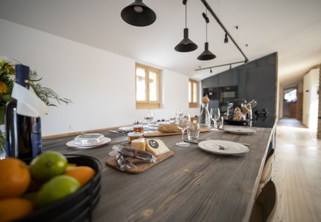 Ferienwohnung in Sent - Chasa Bao: Luxuriöse neue 4.5-Zimmer-Dachwohnung mit Balkon und Aussicht in Sent Ferienwohnung in Sent - Chasa Bao: Luxuriöse neue 4.5-Zimmer-Dachwohnung mit Balkon und Aussicht in Sent