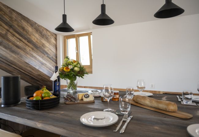 Ferienwohnung in Sent - Chasa Bao: Luxuriöse neue 4.5-Zimmer-Dachwohnung mit Balkon und Aussicht in Sent Ferienwohnung in Sent - Chasa Bao: Luxuriöse neue 4.5-Zimmer-Dachwohnung mit Balkon und Aussicht in Sent