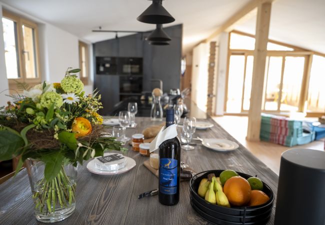 Ferienwohnung in Sent - Chasa Bao: Luxuriöse neue 4.5-Zimmer-Dachwohnung mit Balkon und Aussicht in Sent Ferienwohnung in Sent - Chasa Bao: Luxuriöse neue 4.5-Zimmer-Dachwohnung mit Balkon und Aussicht in Sent