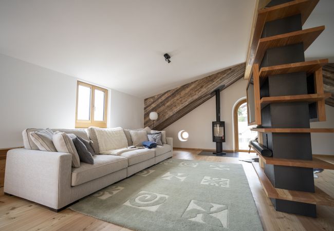 Ferienwohnung in Sent - Chasa Bao: Luxuriöse neue 4.5-Zimmer-Dachwohnung mit Balkon und Aussicht in Sent Ferienwohnung in Sent - Chasa Bao: Luxuriöse neue 4.5-Zimmer-Dachwohnung mit Balkon und Aussicht in Sent