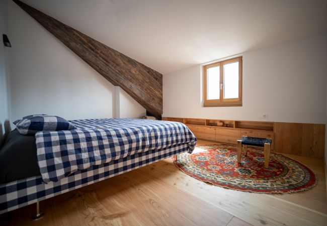 Ferienwohnung in Sent - Chasa Bao: Luxuriöse neue 4.5-Zimmer-Dachwohnung mit Balkon und Aussicht in Sent Ferienwohnung in Sent - Chasa Bao: Luxuriöse neue 4.5-Zimmer-Dachwohnung mit Balkon und Aussicht in Sent