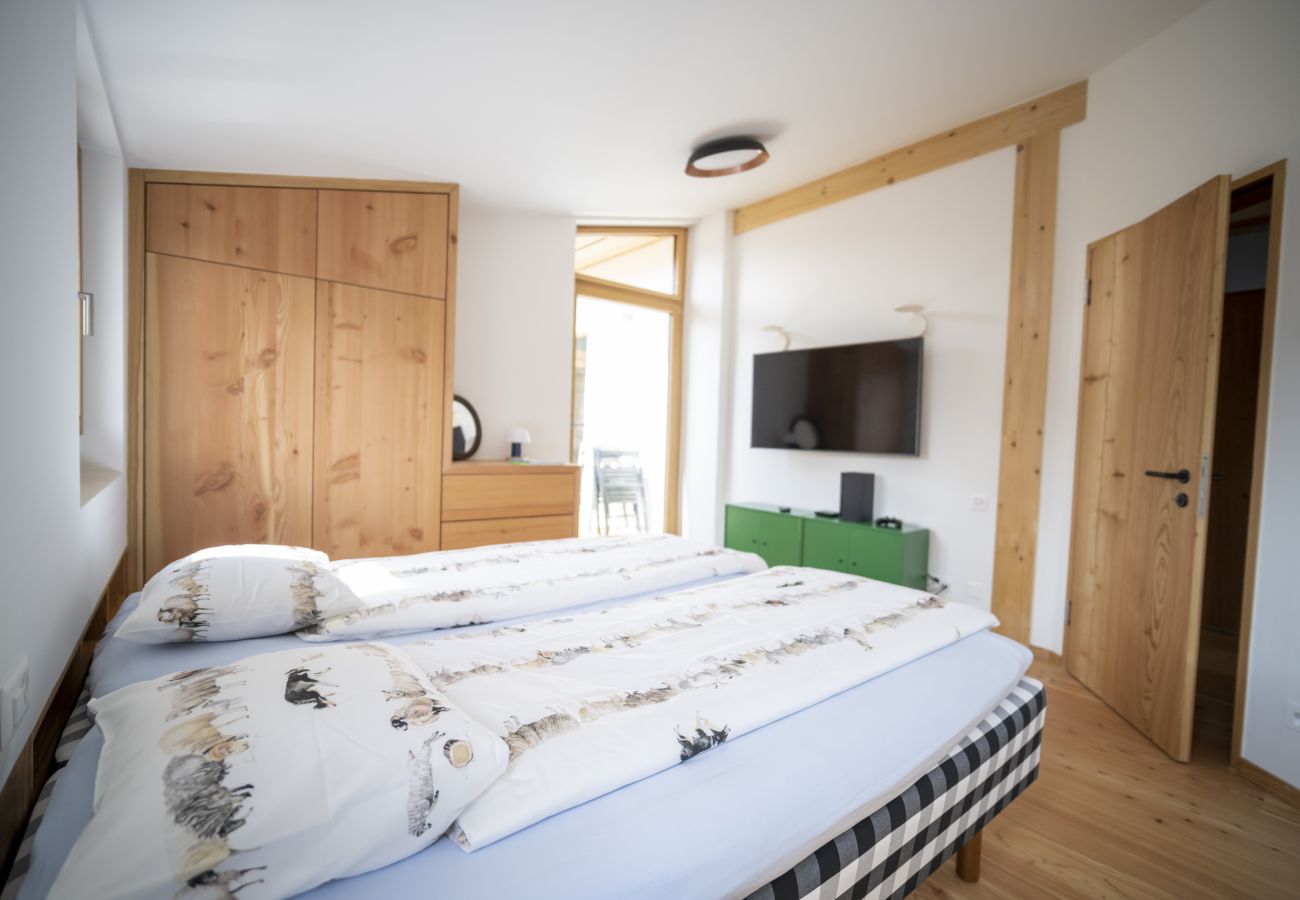 Ferienwohnung in Sent - CHASA BAO: LUXURIÖSE NEUE 4.5 ZIMMER-DACHWOHNUNG MIT BALKON UND AUSSICHT IN SENT