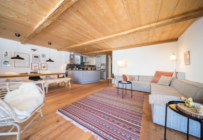 Ferienwohnung in Ardez - Chasa Pro La Tuor: Renovierte Exklusive 4.5-Zimmerwohnung in einem Engadiner Haus am historischen Wohnturm aus dem 13. Jhd. Ferienwohnung in Ardez - Chasa Pro La Tuor: Renovierte Exklusive 4.5-Zimmerwohnung in einem Engadiner Haus am historischen Wohnturm aus dem 13. Jhd.