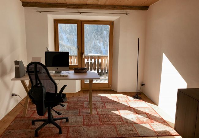 Ferienwohnung in Ardez - Chasa Pro La Tuor: Renovierte Exklusive 4.5-Zimmerwohnung in einem Engadiner Haus am historischen Wohnturm aus dem 13. Jhd. Ferienwohnung in Ardez - Chasa Pro La Tuor: Renovierte Exklusive 4.5-Zimmerwohnung in einem Engadiner Haus am historischen Wohnturm aus dem 13. Jhd.
